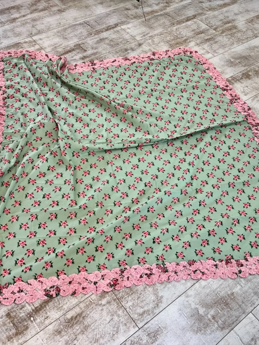 Two's Company Primrose YoYo Flowers Tablecloth